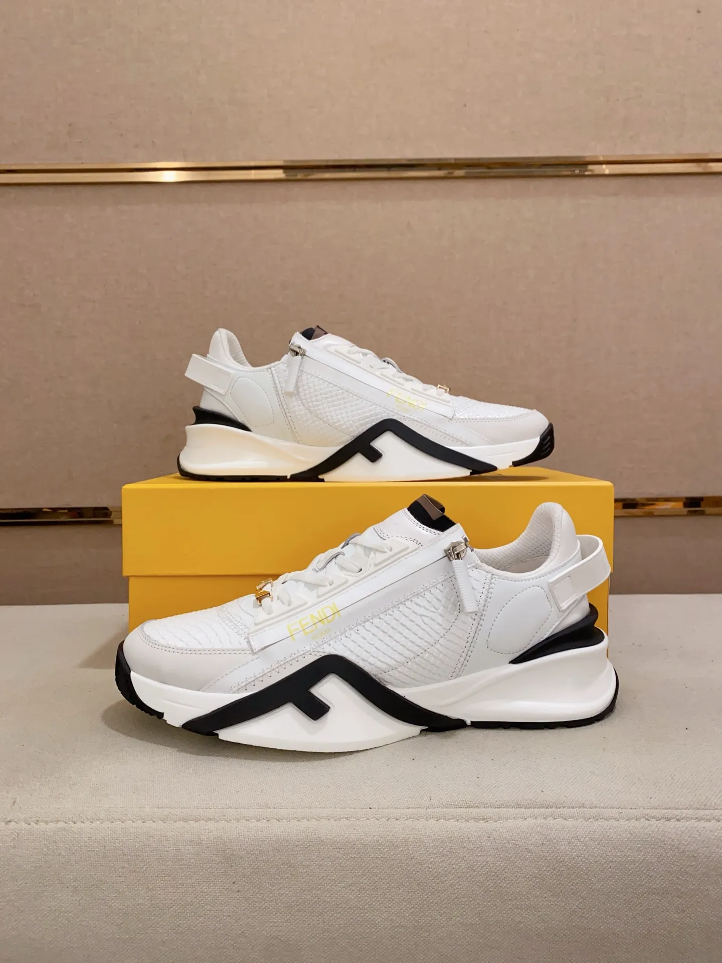 Men's shoes💰: 540💰(Higher version) [Fendi] Fendi's latest casual shoes for men! Available at counters simultaneously! A one-to-one replica of the original. Made entirely of imported top-grain calfskin, the interior is made of top-grain water-dyed cowhide, and the original factory-supplied rubber outsole. Leading new fashion concepts. Matching code: 38-44. 45 can be customized and non-returnable!
